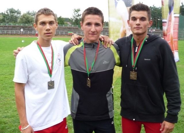 Na kieleckim stadionie Karol Brzeski (z lewej) miał powody do dumy w towarzystwie pozostałych medalistów biegu na 1500 m.