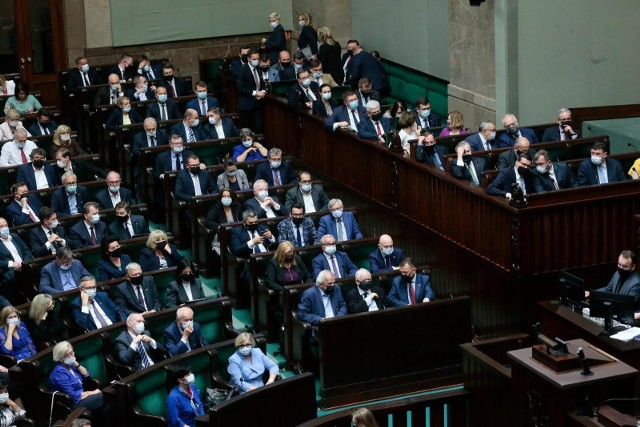 Pierwszy dzień posiedzenia Sejmu. Posłowie zajmą się zmianą Regulaminu Sejmu w związku ze stanem wyjątkowym 