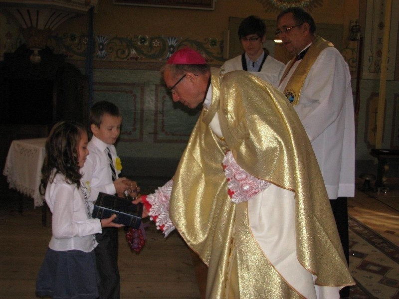 Biskup przyjął również dary od dzieci