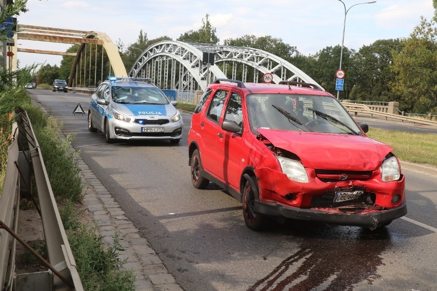 Wypadek przy mostach Jagiellońskich. Korki w stronę centrum (ZDJĘCIA)