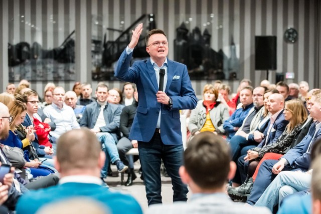 Pod koniec lipca "Rzeczpospolita" poinformowała, że dwie organizacje, Mondo Cane i Zielony Pies, uważają, iż stowarzyszenie Szymona Hołowni sprzeniewierzyło środki na pomoc dla czworonogów z Ukrainy.