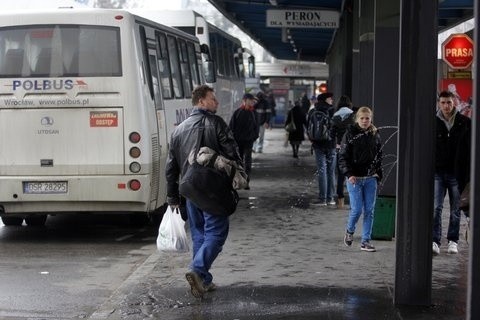 Wrocławski dworzec PKS dziurawy jak sito. Woda leje się strumieniami na perony (ZDJĘCIA, FILM)