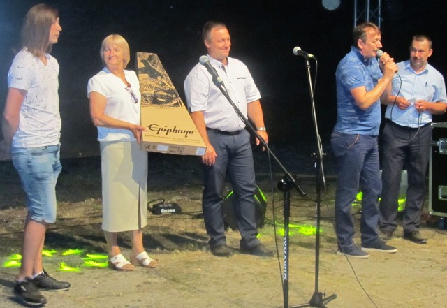 Organizatorzy przeglądu wręczają nagrodę za pierwsze miejsce zespołowi rodzinnemu Rass z Wałkonów Dolnych.