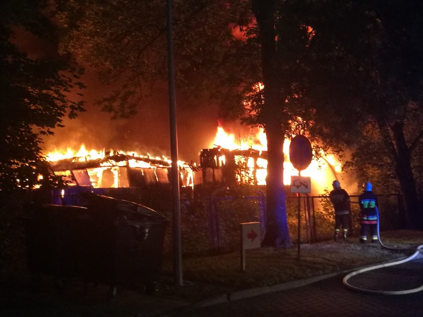 11 zastępów straży pożarnej walczyło w nocy z ogniem, który...