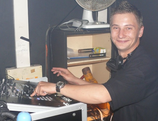 Muzyka to podstawa. Wie o tym DJ Maniek, który doskonale czuje atmosferę w klubie i nastroje publiczności.