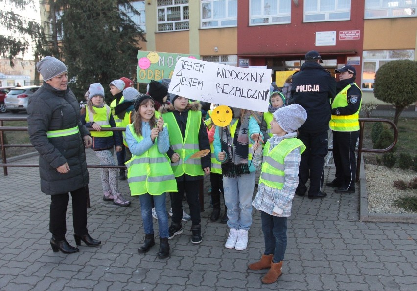 Białobrzescy uczniowie noszą odblaski i świecą przykładem