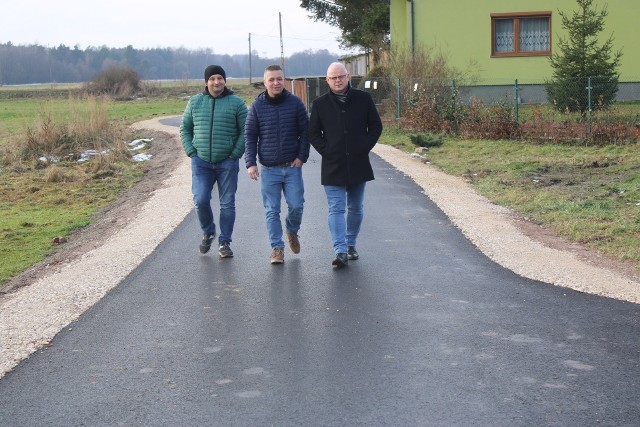 Mieronice, Złotniki i Lipnica z wyremontowanymi odcinkami dróg. Burmistrz Mariusz Piotrowski wraz z radnymi i przedstawicielami wykonawcy dokonał oficjalnego odbioru. Zobacz jak prezentują się wyremontowane drogi na kolejnych slajdach