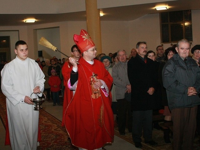 Ks. biskup Tadeusz Lityński poświęcił sanktuarium i ołtarz.