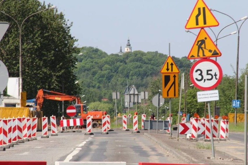 Tymczasowe rondo u zbiegu ul. Piłsudskiego i Tworzeń...