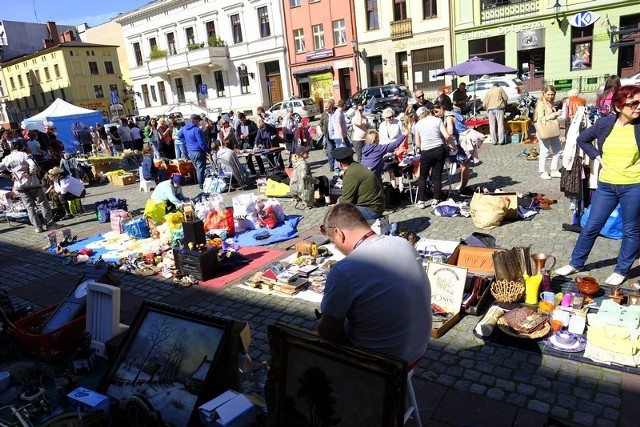 Po raz drugi w tym roku torunianie mieli okazję kupić i sprzedać coś na Rynku Nowomiejskim. Wszystko to w ramach kolejnej odsłony pchlego targu. - Szukasz czegoś wyjątkowego, niezwykłego? A może po prostu lubisz szperać i znajdować fajne rzeczy przez przypadek? Wpadnij na nasz Pchli targ! Zapraszamy również wszystkich chętnych do wystawiania się ze swoimi szpargałami, bibelotami, klamotami, drobiazgami, perełkami, cudeńkami i innymi wspaniałościami. Mamy ograniczoną liczbę miejsc, dlatego decydować będzie kolejność zgłaszania się. Wystawienie się nic nie kosztuje. Można to zrobić, wysyłając maila ze swoimi danymi na adres: pchlitarg2018@gmail.com - zachęcają organizatorzy.Zobacz też fotorelację z majówkowego spektaklu na Rynku Staromiejskim