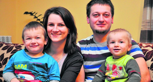 Monika i  Janusz Talaska  ze Słopnic wraz z  dziećmi: 3-letnim Szymonem (z lewej) i półtorarocznym Karolkiem (z prawej)