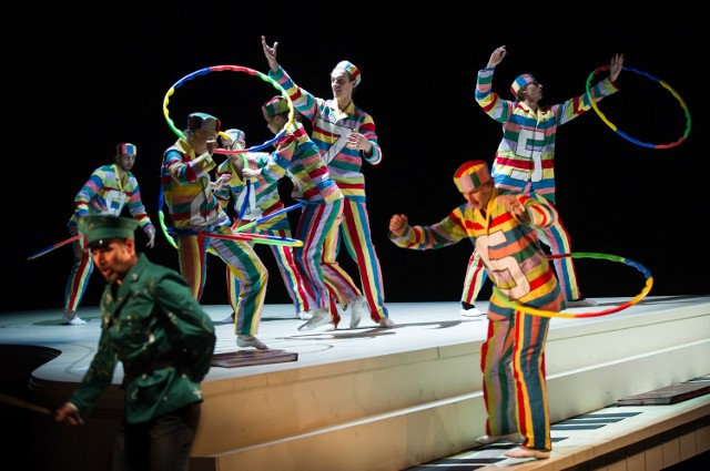 Scena z próby opery "Dziecko i czary" w poznańskim Teatrze Wielkim