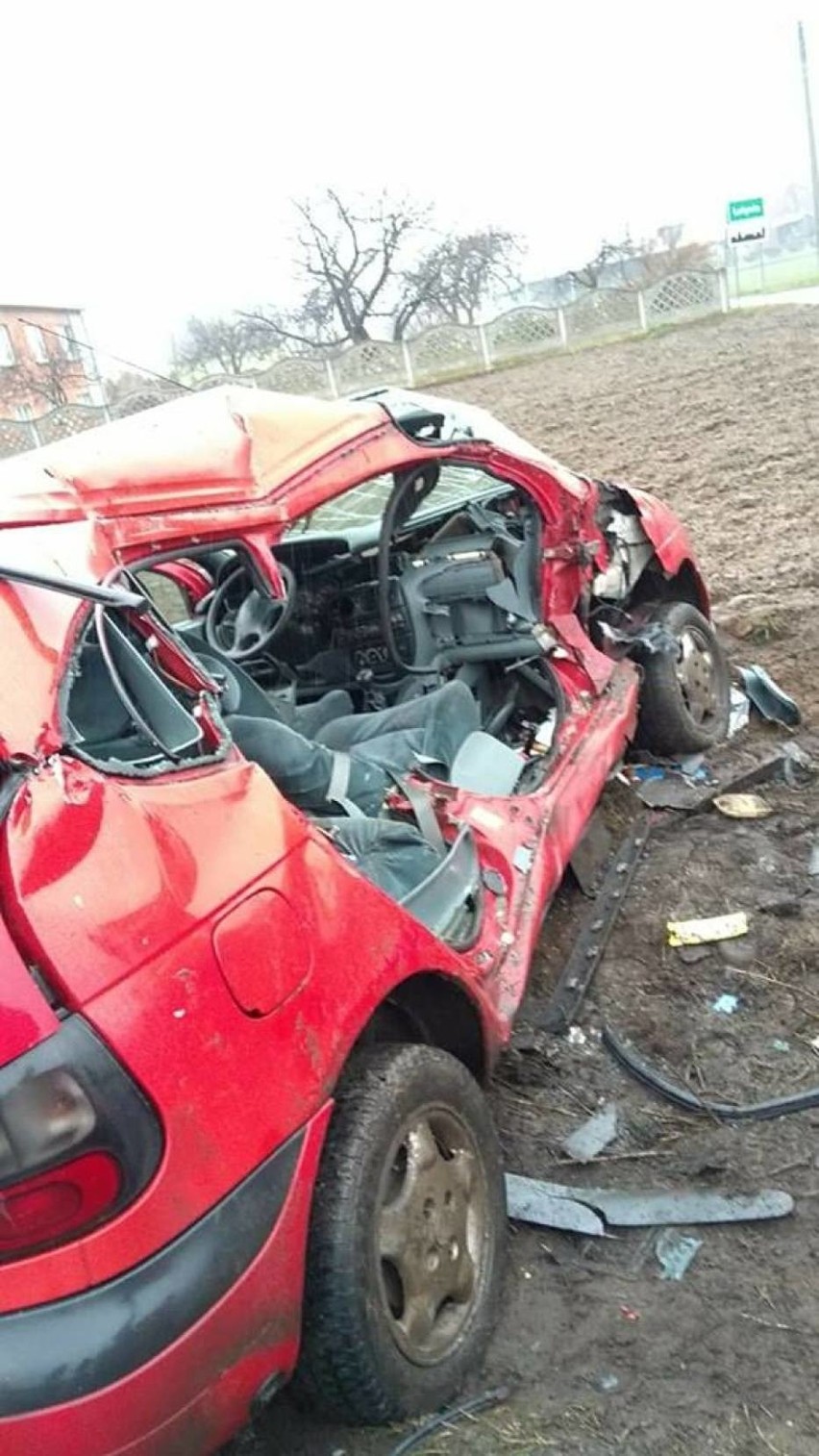 Lutynia: Renault wjechał pod nadjeżdżającą ciężarówkę - pasażerka zginęła na miejscu [ZDJĘCIA]