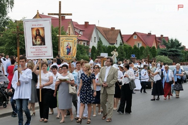 Tłumy wiernych uczestniczyły w procesjach Bożego Ciała w Połańcu. Uroczystości Najświętszego Ciała i Krwi Chrystusa, czyli Bożego Ciała w Połańcu rozpoczęły się mszą świętą w kościele pod wezwaniem Matki Bożej Wspomożenia Wiernych. Eucharystii przewodniczył ksiądz biskup Edward Frankowski. Następnie przeszli w procesji do kościoła pod wezwaniem Świętego Marcina. Po drodze modlili się przy czterech ołtarzach - pierwszy usytuowany był przy kościele, drugi przy Szkole Podstawowej nr 1, trzeci na rynku w Połańcu, czwarty przy cmentarzu na ulicy Osieckiej.Zapraszamy do obejrzenia wyjątkowych zdjęć z tej uroczystości. Wykonali je Tomasz Kaczmarczyk i miniulek-studio.pl - zdjęcia z drona. (dor, TK)