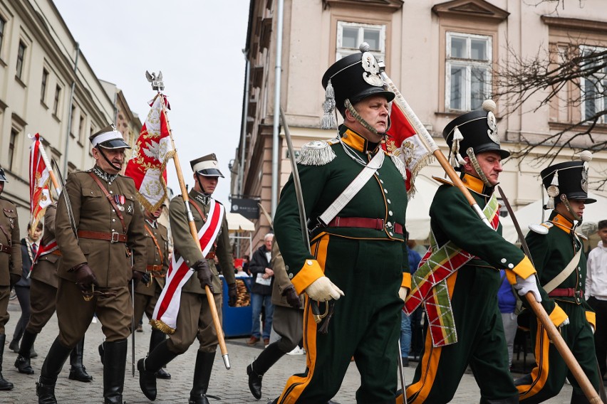 Na Rynku w Krakowie odbyły się obchody święta 8 Pułku...