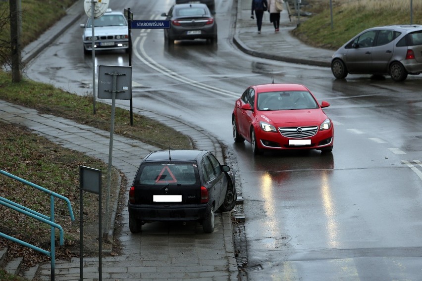 Wrak samochodu już od kilku tygodni blokuje przejście [ZDJĘCIA]