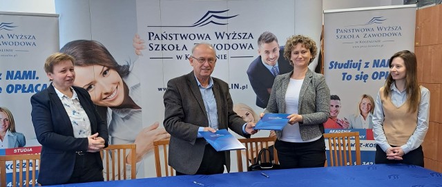 Od lewej: dr Magdalena Łuczkowska - prorektor ds. współpracy i rozwoju, dr Jan Kuriata - prof. PWSZ i rektor PWSZ w Koszalinie, Anetta Wilk - dyrektor ZS nr 9 i Kamila Stanoch z ZS nr 9.
