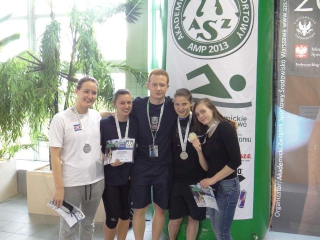 Od lewej stoją: Agnieszka Krzyżostaniak, Anna Muller, Krystian Wochna (trener),Karolina Stadnik, Małgorzata Stefaniak