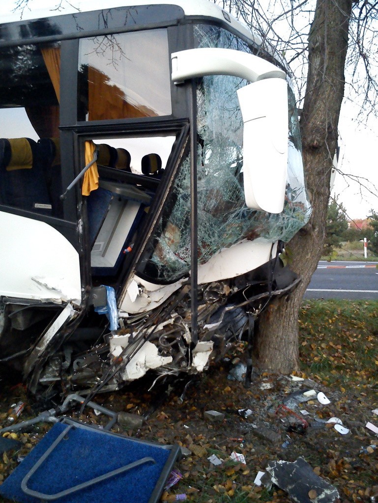 Wypadek autokaru z weselnikami w Firleju: 17 osób rannych