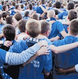 Kibic na stadionie z piwem, ale już bez kominiarki