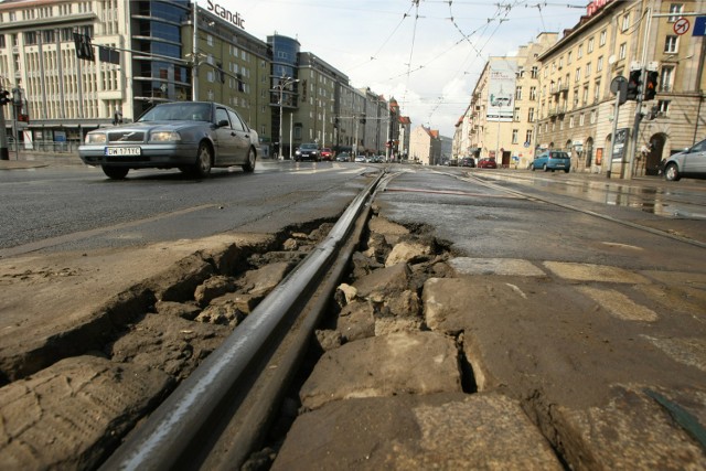 Remonty wrocławskich ulic i torowisk do poprawki. Na zdjęciach ul. Piłsudskiego i Krupnicza. Przykładów jest niestety o wiele więcej...