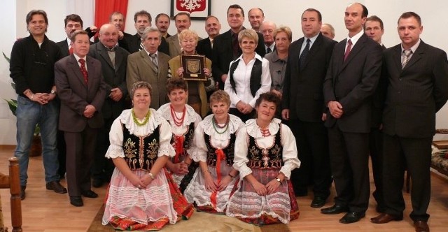 Krystyna Dobrzańska-Sobierajska (w środkowym rzędzie, piąta od lewej) odebrała tytuł Honorowego Obywatela Gminy Kazimierza Wielka.