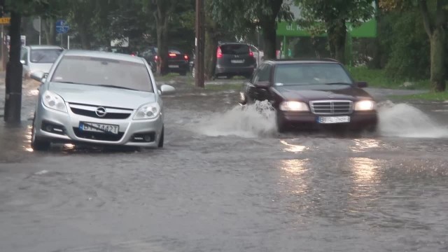 Na filmie widać jak kierowcy próbują radzić sobie z ulewą