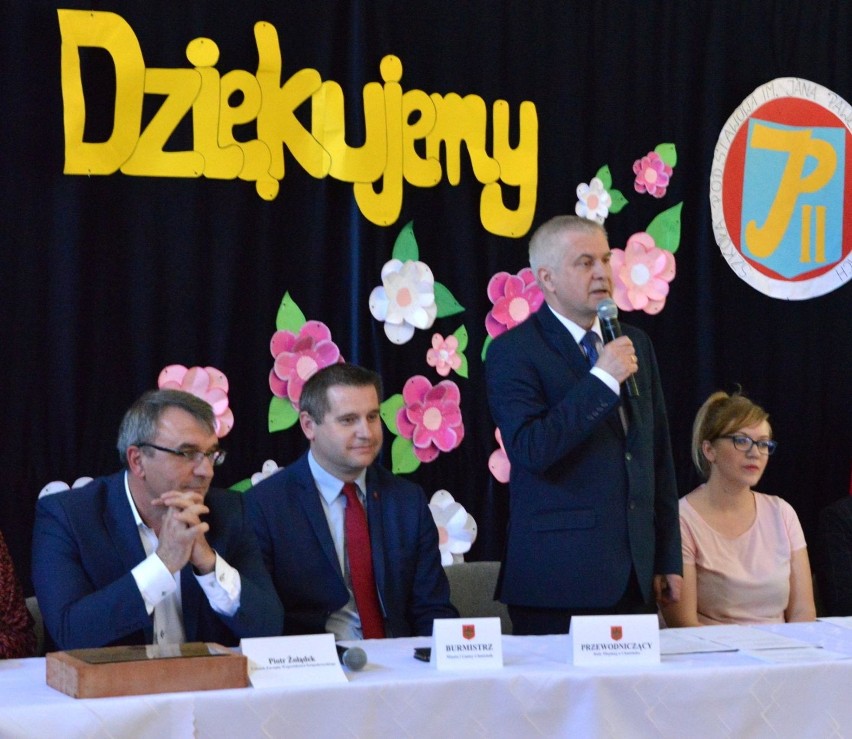 Od lewej: członek zarządu województwa Piotr Żołądek,...