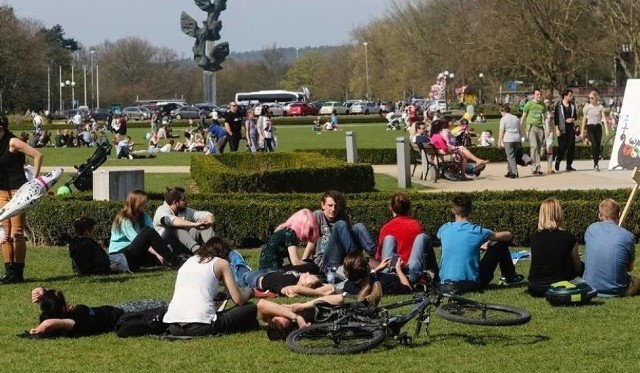 Spacer po Parku Kasprowicza i Jasnych Błoniach jest zawsze dobrym pomysłem na spędzenie czasu na świeżym powietrzu. Na miejscu można przejechać się ciuchcią, zjeść lody w pobliskich kawiarniach lub lodziarniach lub zrobić piknik. Gdy dopisuje pogoda na trawie szczecinianie chętnie grają w piłkę, rzucają frisbee lub grają w badmintona. 