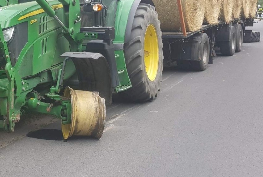 W Uniejowie na ulicy Targowej doszło do zderzenia audi z...