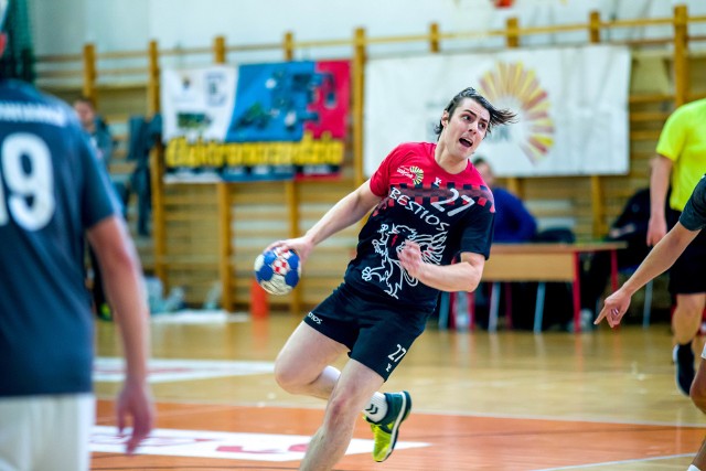 Mateusz Puchalski z Bestiosu w derbach województwa zdobył 7 goli, ale jego zespół przegrał.