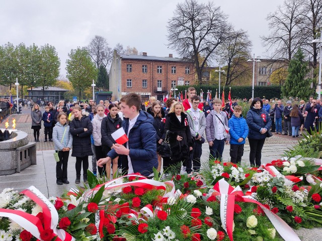 Manifestacja patriotyczna z biało-czerwonym marszem ulicami Starego Miasta stanowiły w Oświęcimiu główną część obchodów 105. rocznicy odzyskania przez Polskę niepodległości