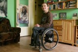 Niepełnosprawny Robert z Łodzi prosi o pomoc. Szafki kuchenne spadają mu na głowę