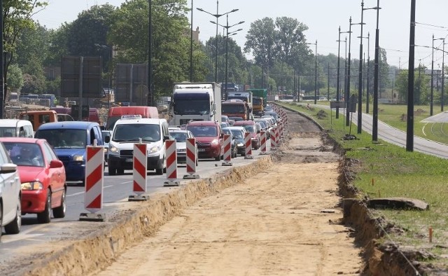 Na al. Piłsudskiego drogowcy odkryli... stare torowisko