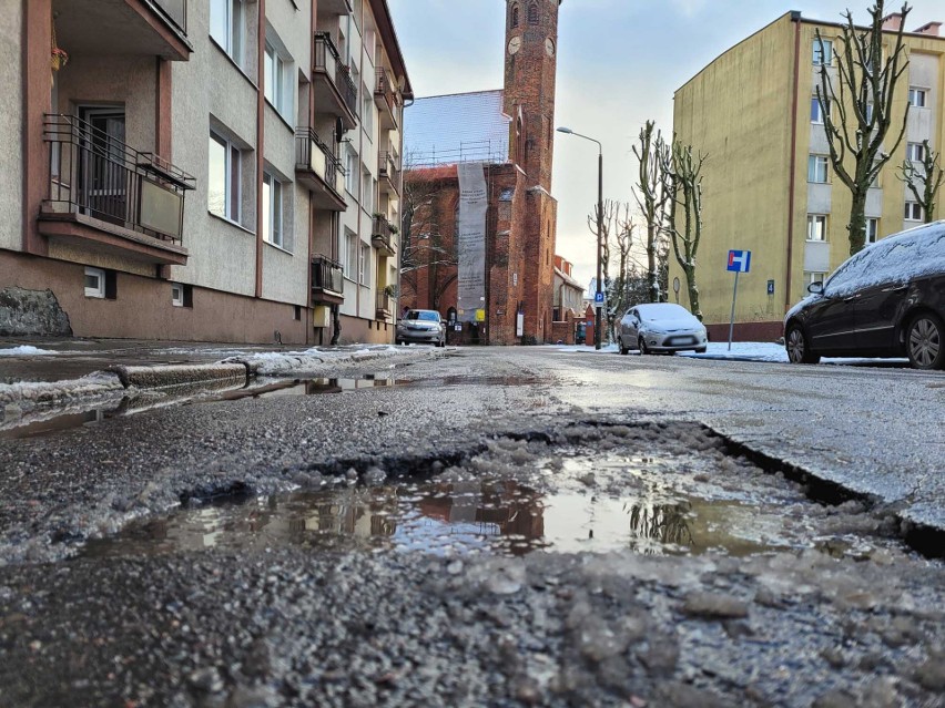 Ulica Mikołajska w Słupsku woła o remont. Tak uważają piesi...