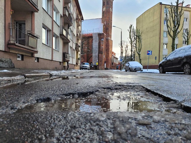 Ulica Mikołajska w Słupsku woła o remont. Tak uważają piesi oraz kierowcy.