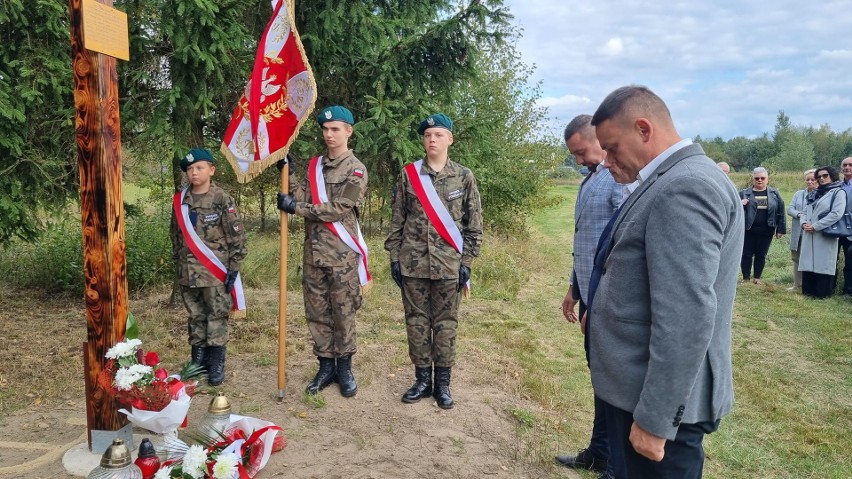 W Baraku pod Szydłowcem ustawiony został krzyż. Upamiętnia żołnierza Stanisława Stefańskiego