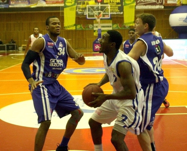 Koszykarze Jeziora Tarnobrzeg (z piłką Jonahton Tiller) zostali wyeliminowani z rozgrywek Pucharu Intermarche Basket Cup.