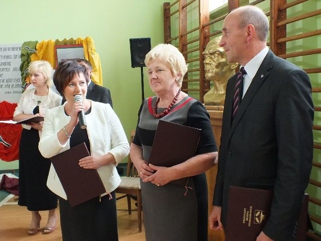 Nominacje dyrektorskie odebrali dyrektorzy starachowickich placówek oświatowych: Emila Kornecka, Marianna Wrona i Sławomir Rymarczyk. W ich imieniu dziękowała Emilia Kornecka.
