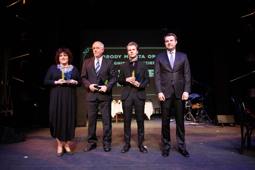 Prezydent Opola Arkadiusz Wiśniewski (z prawej) nagrodził...