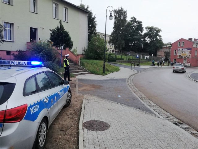 Policjanci pomagają dzieciom bezpiecznie dotrzeć do szkół.