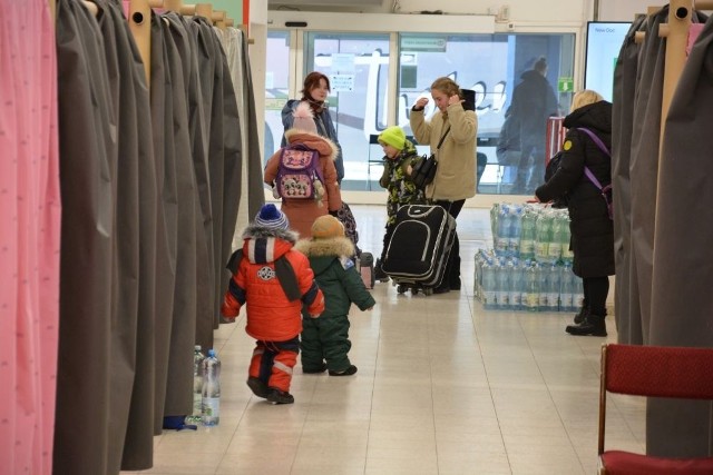 Przegrody tworzą tymczasowe pokoje, które dają uchodźcom prywatność.