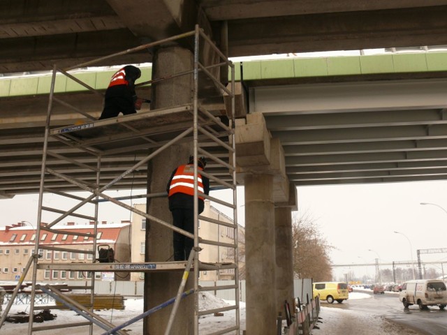 Pracownicy już rozpoczęli przygotowania do przebudowy drugiego pasma wiaduktu. Z tyłu niema uko9nzcone pasmo.
