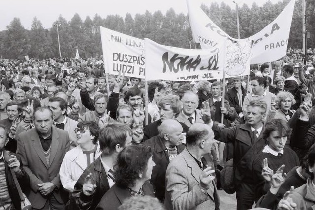 13 grudnia 1981 r., o północy, wprowadzono  stan wojenny.  PZPR popierało wtedy ledwie 6 proc. Polaków, a Solidarność dobrze oceniało 62 proc. rodaków.13 grudnia 1981 r., mimo stanu wojennego, ks. Witold Andrzejewski odprawił w gorzowskiej katedrze mszę, podczas której poświęcono związkowy sztandar Solidarności w Elektrociepłowni i Zrembie; 14 grudnia ogłoszono strajki w Stilonie, Stolbudzie, Elektrociepłowni, Silwanie, witnickim Metalplaście, w Zakładach Mechanicznych w Sulęcinie. 16 grudnia 1981 r. kilkusetosobowy oddział MO, ROMO i ZOMO przy wsparciu wojska spacyfikował siłą strajk w ZM Gorzów. 31 sierpnia 1982 r., w rocznicę podpisania porozumień gdańskich, w śródmieściu Gorzowa doszło do starć zwolenników Solidarności z milicją. 5 stycznia 1982 r. Sąd Wojewódzki w Gorzowie skazał dziewięciu działaczy na kary od 10 miesięcy do 5 lat pozbawienia wolności. Już w nocy z 12 na 13 grudnia ogrodzono pomnik robotników w Zielonej Górze. A i tak pojawiły się u jego stóp znicze. Latem 1983 r. pomnik został ogrodzony drewnianym płotem, później przewrócony, a następnie wywieziony i zakopany w jednej z pobliskich żwirowni. Odkryty po latach, dziś stoi przed kościołem pw. Najświętszego Zbawiciela. Stan wojenny zniesiono 22 lipca 1983 roku. 586 dni stanu wojennego to nie tylko stracone złudzenia co do tego, że komuniści skłonni są wprowadzić demokratyczne zmiany lub chociażby podzielić się władzą. Co najmniej 90 osób straciło życie, około 10 tys. było internowanych. W Gorzowie obchody rocznicy wprowadzenia stanu wojennego rozpoczną się dziś o 18.00 mszą św. w Białym Kościółku. Później przejście na plac przy katedrze, gdzie złożone zostaną  kwiaty i zapalone świece przy Białym Krzyżu. Zaprasza Gorzowskie Stowarzyszenie Osób Represjonowanych.W Zielonej Górze Zarząd Regionu NSZZ „Solidarność” zaprasza dziś o 18.30 na mszę św. do kościoła p.w. Najświętszego Zbawiciela. Po nabożeństwie złożenie kwiatów pod pomnikiem „Robotników”.Zobacz też wideo: Magazyn Informacyjny GL 08.12.2017Przeczytaj też:  Rocznica wybuchu stanu wojennego. To była noc straconych złudzeń