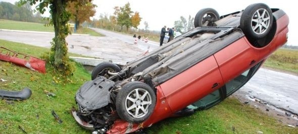 Czołówka pod stacją benzynową. Audi dachowało. Zobacz zdjęcia