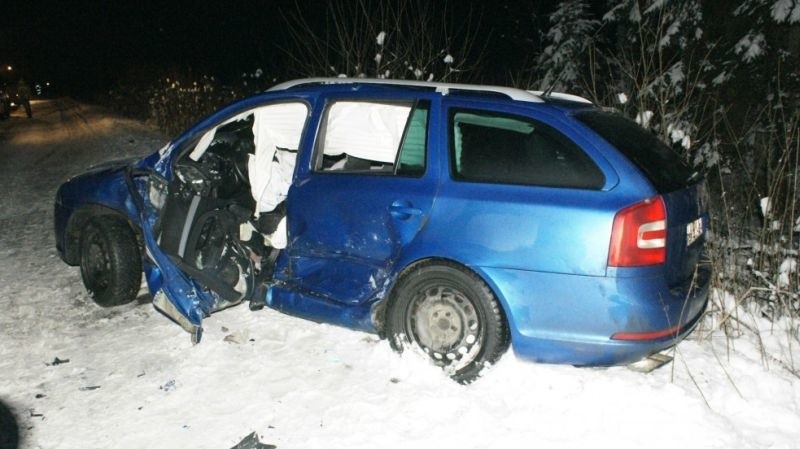 Wyprzedzał na niebezpiecznej drodze. Wpadł na jadące z naprzeciwka auto (zdjęcia)