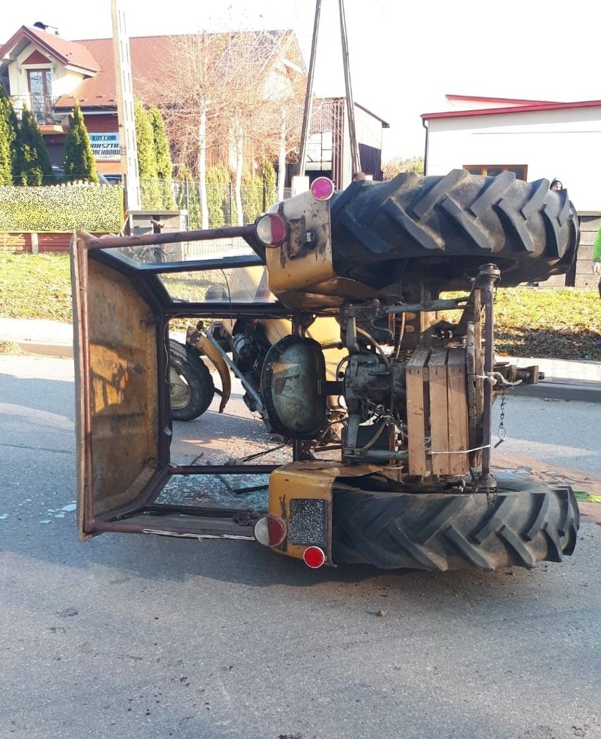 Zborów, powiat buski. Zderzenie ciągnika rolniczego z osobówką. Jedna osoba została ranna [ZDJĘCIA]