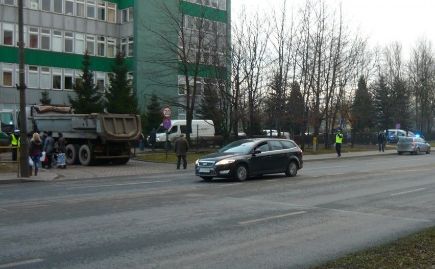 Wypadek w Bytomiu: Rowerzysta nie żyje. Jechał chodnikiem, potrąciła go ciężarówka [ZDJECIA]