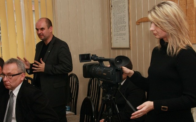 Podczas ostatniej sesji mieszkaniec Tomasz Watros (sto z lewej strony) kilka razy zabierał głos. Podobnie jak radni, był nagrywany przez kamerę obsługiwana przez Agnieszkę Szostak.