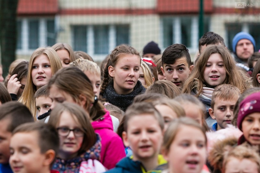 Zachodniopomorskie: Uczniowie i nauczyciele bili "Rekord dla Niepodległej". Był marsz, flaga i wspólne śpiewanie hymnu [WIDEO, ZDJĘCIA]